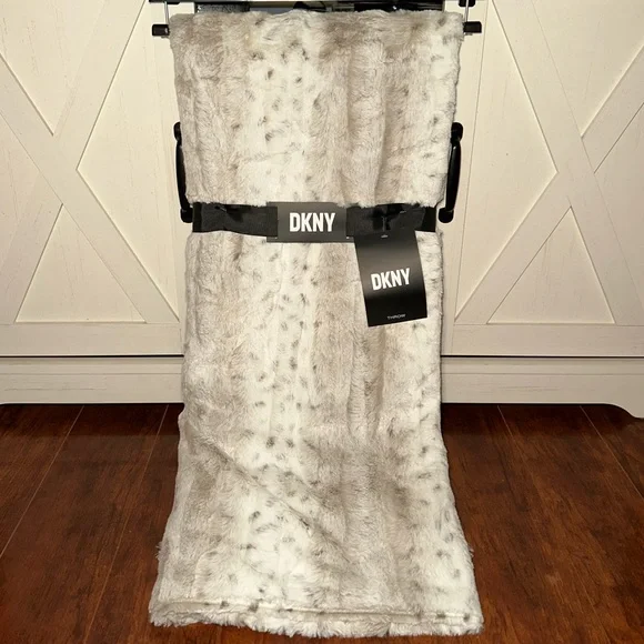 Dkny faux fur blanket hotsell